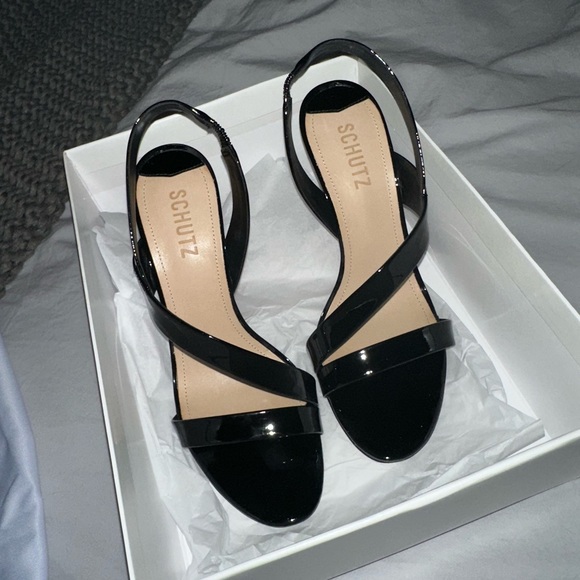 NIB SCHUTZ Kelly Patent Sandal - Picture 7 of 9